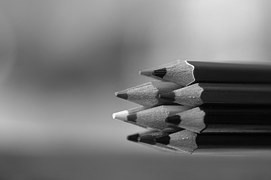 imagen de unos lápices en blanco y negro