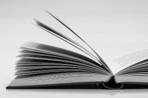 imagen en blanco y negro de un libro abierto