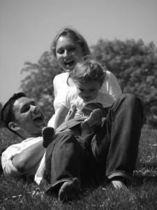 imagen en blanco y negro de una familia con un bebé