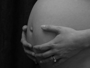 imagen en blanco y negro del vientre de una embarazada