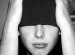 Imagen de un joven adolescente con los ojos tapados por su gorro