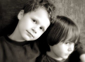 imagen en blanco y negro de dos hermanos