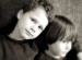imagen en blanco y negro de dos hermanos