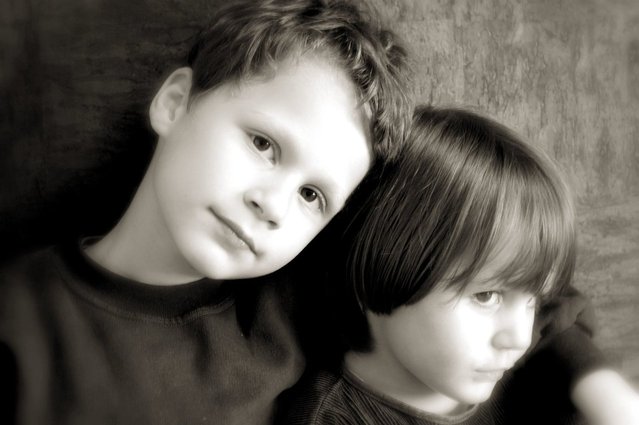 imagen en blanco y negro de dos hermanos